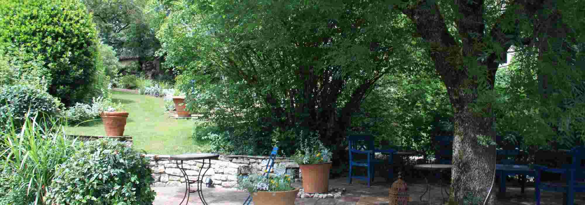 ¿Cómo diseñar un jardín alargado?