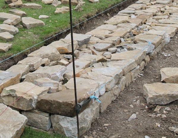 ¿Cómo hacer un muro de piedra seca?