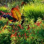 8 consejos de paisajistas para acondicionar un jardín rojo