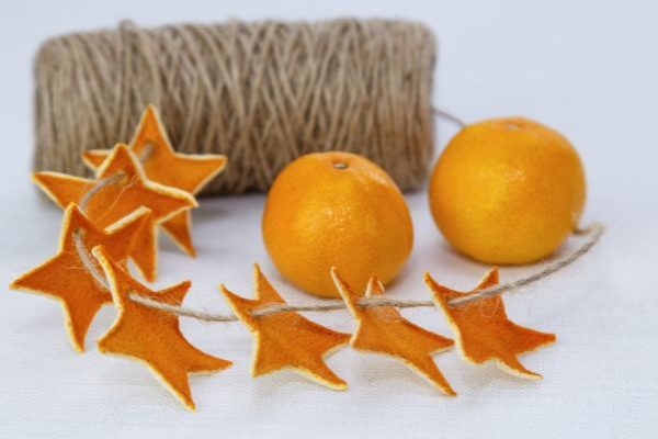 ¿Cómo hacer una guirlanda con corteza de naranja seca?