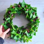 ¿Cómo crear una bonita corona de Navidad con hiedra y castañas?