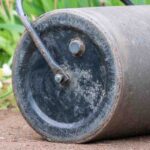 ¿Cómo y por qué hay que pasar el rodillo por el césped antes de sembrar?