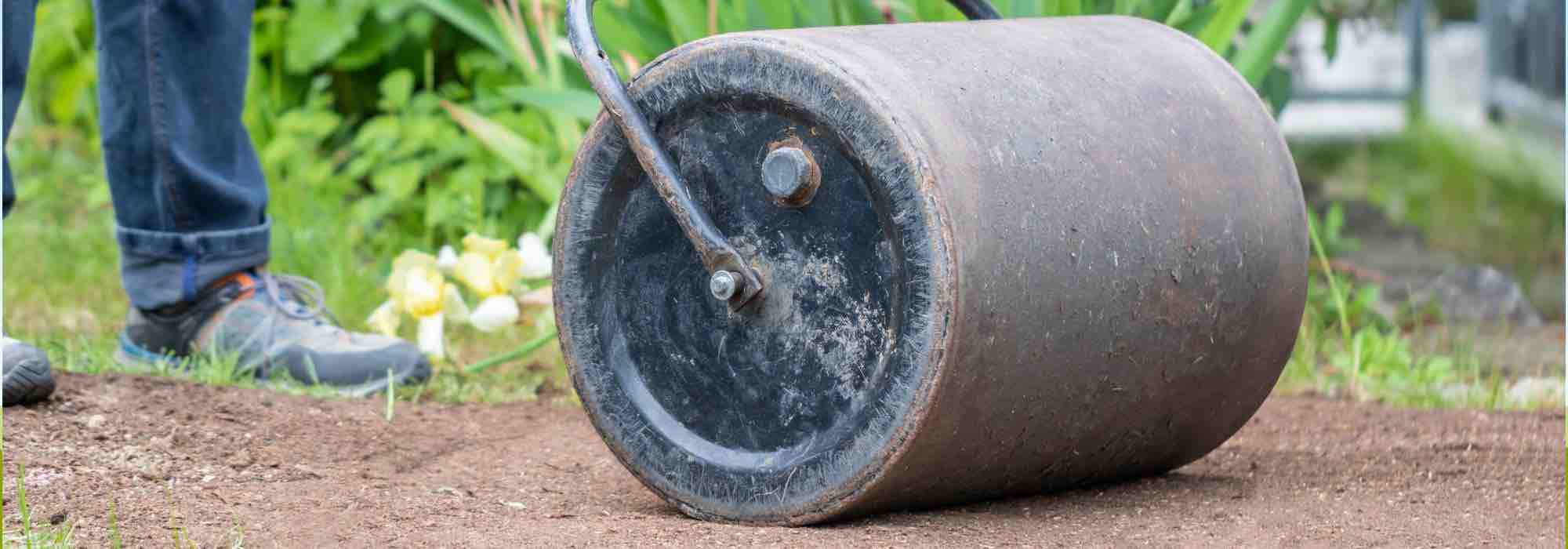 ¿Cómo y por qué hay que pasar el rodillo por el césped antes de sembrar?