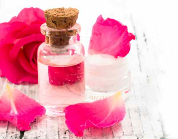 ¿Cómo preparar una loción a base de rosa para una piel suave e hidratada?