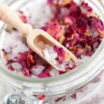 ¿Cómo preparar té de baño con plantas para disfrutar de un momento de bienestar?