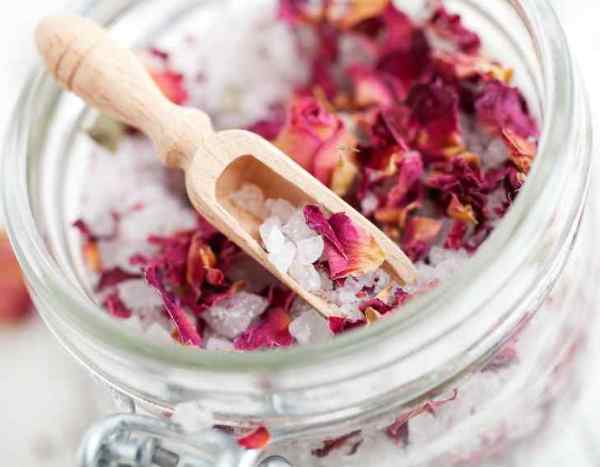 ¿Cómo preparar té de baño con plantas para disfrutar de un momento de bienestar?