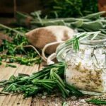 ¿Cómo preparar tu propio sal aromatizado con hierbas?