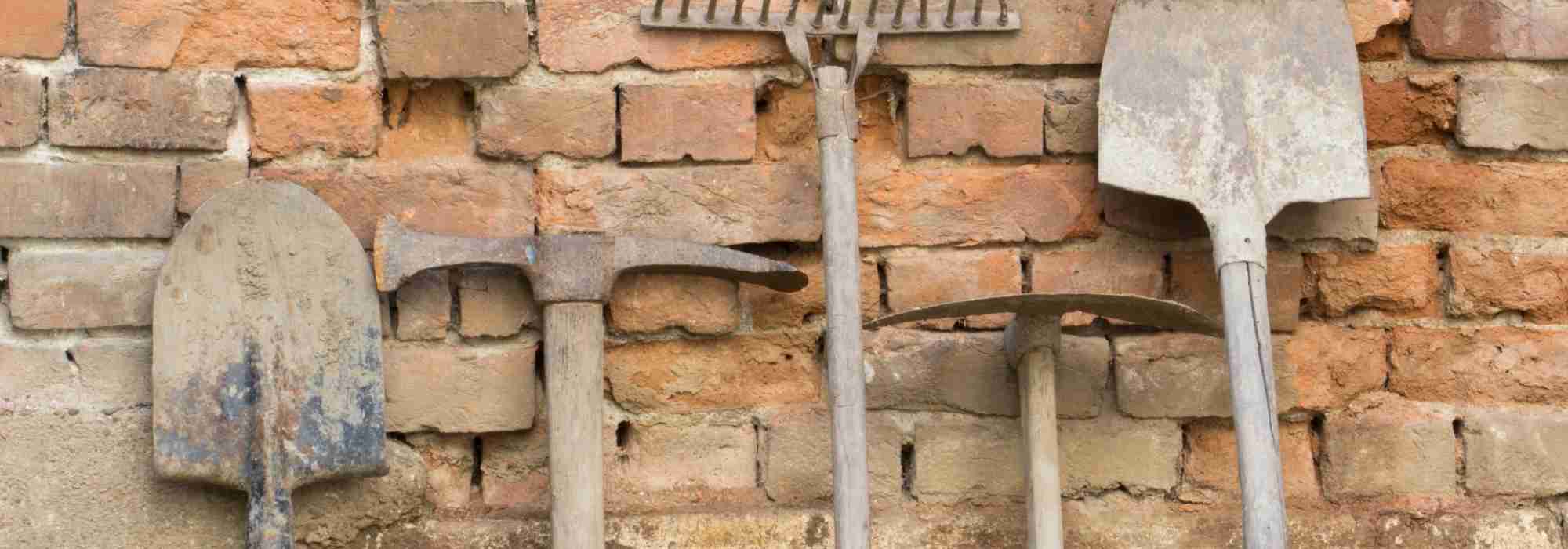 Cavar, azada pequeña, escarda: las herramientas imprescindibles para trabajar el suelo