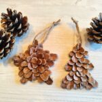 Crea tus decoraciones de Navidad naturales con piñas de pino y cartón