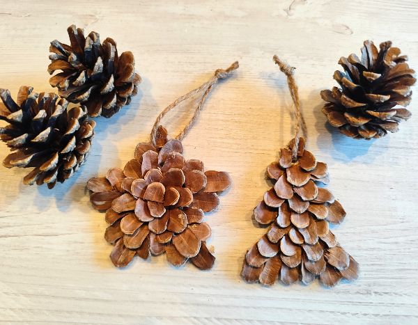 Crea tus decoraciones de Navidad naturales con piñas de pino y cartón