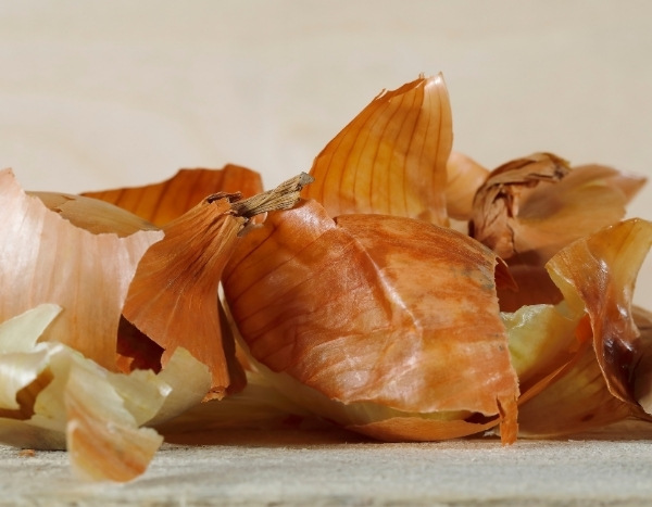 ¿Cómo preparar una decocción de cáscaras de cebolla?