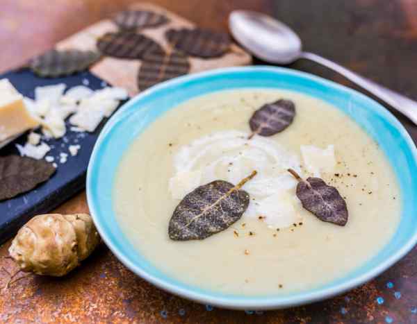 La sopa de helianto reconfortante para el invierno