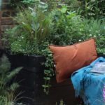 Intricación vegetal: un balcón o una terraza habitados por plantas