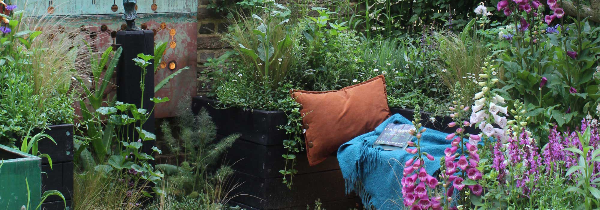 Intricación vegetal: un balcón o una terraza habitados por plantas