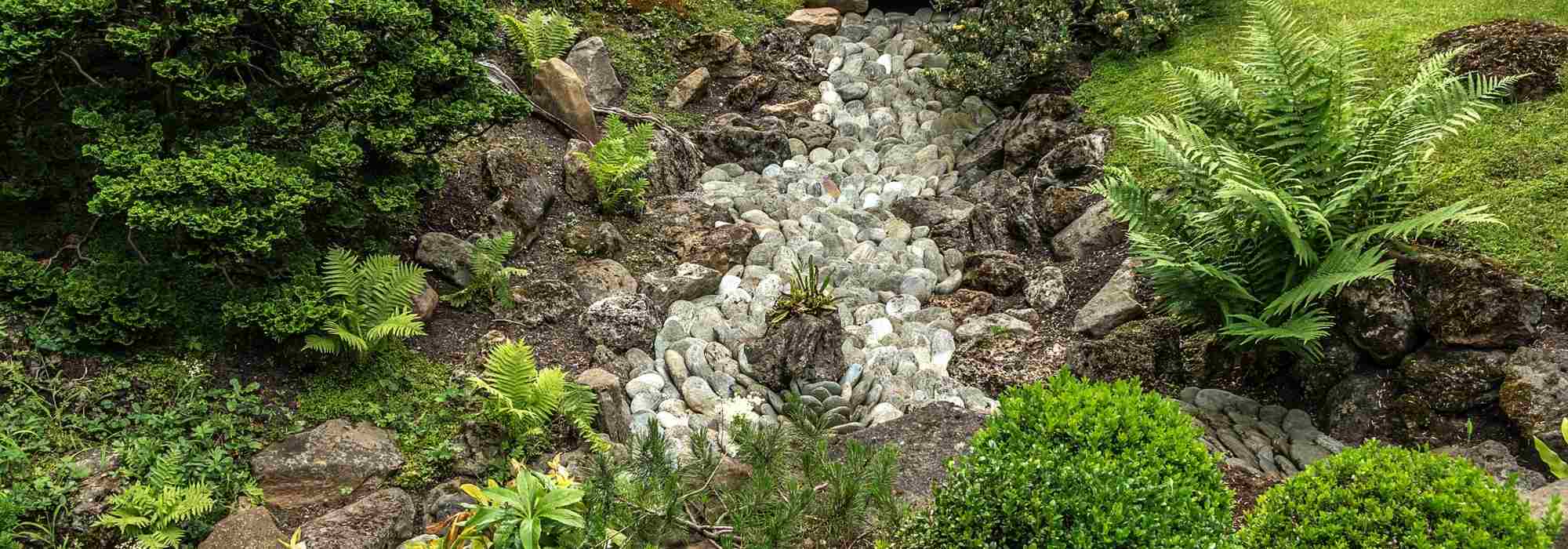 diseñar un arroyo seco en un jardín japonés