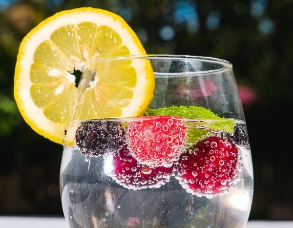 ¿Cómo preparar un agua aromatizada con las plantas y las frutas del jardín?