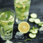 La bebida casera anti-calor: agua aromatizada con menta, pepino y limón