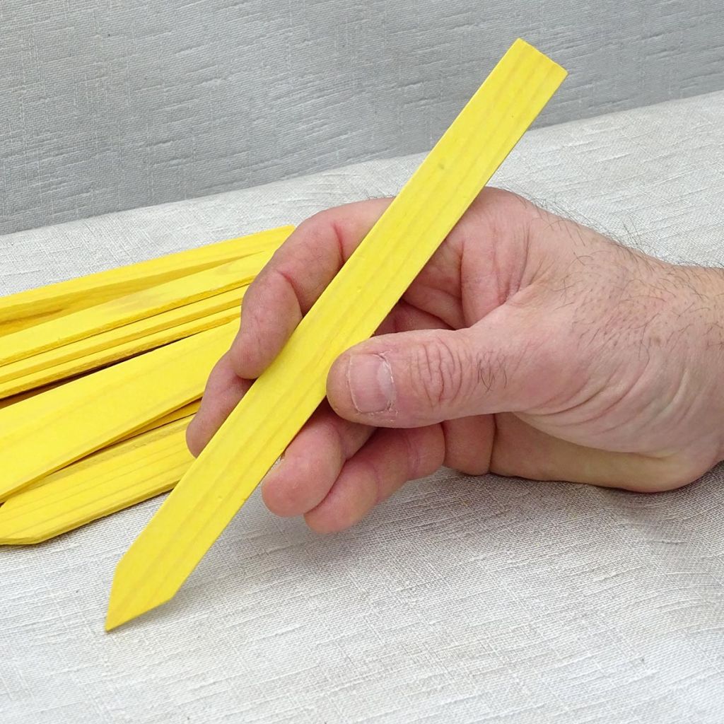 Etiqueta para plantar en madera amarilla