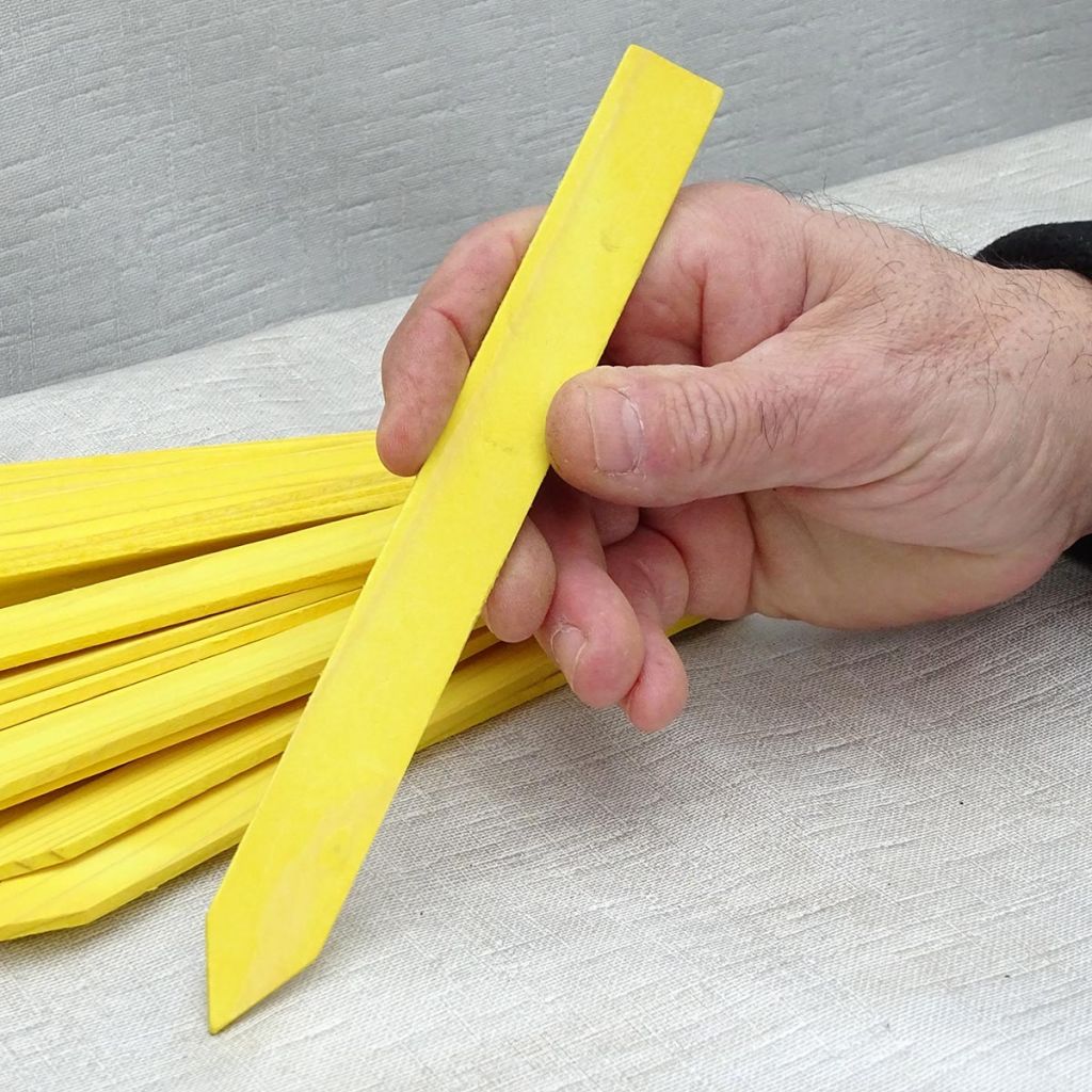 Etiqueta para plantar en madera amarilla