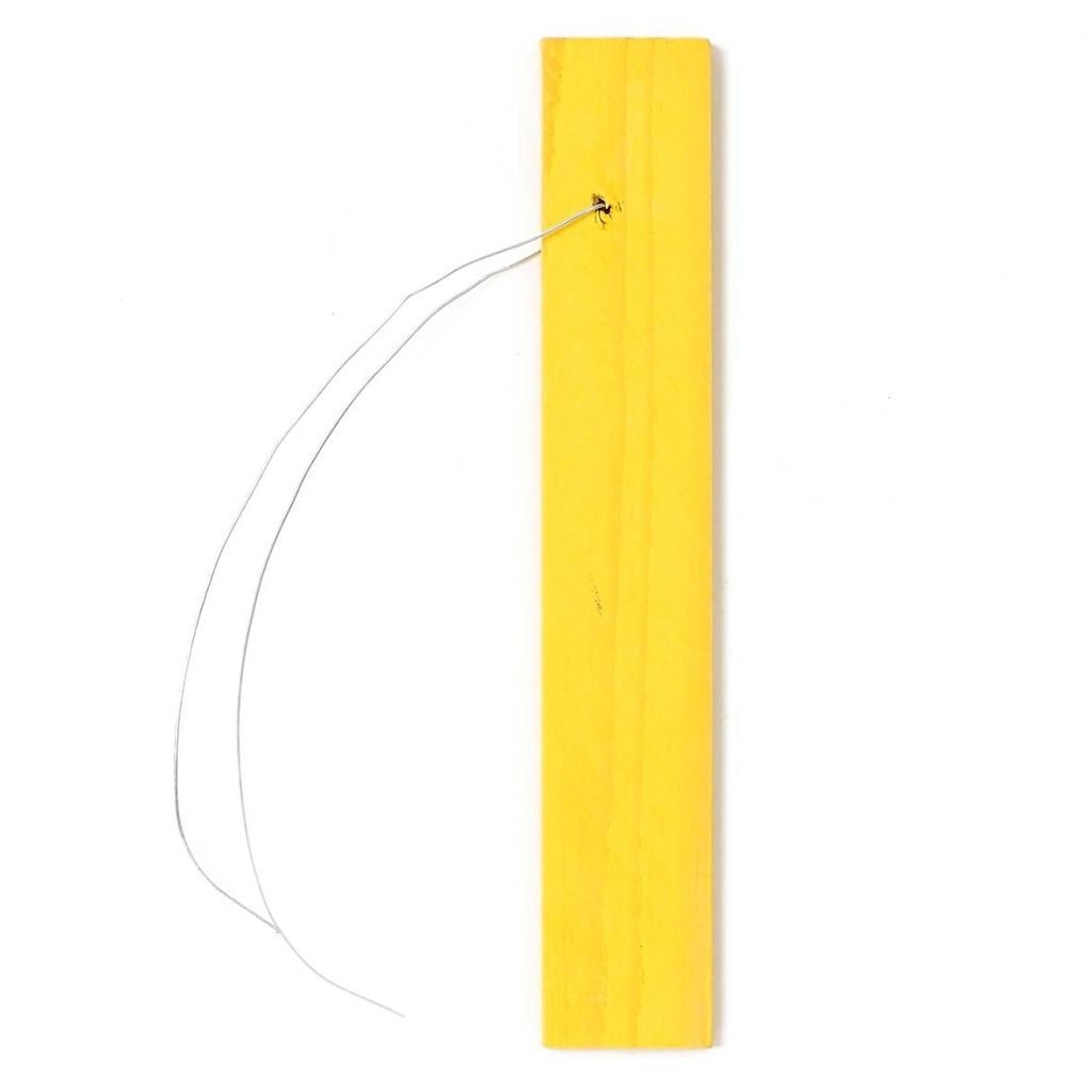Etiqueta para colgar en madera amarilla