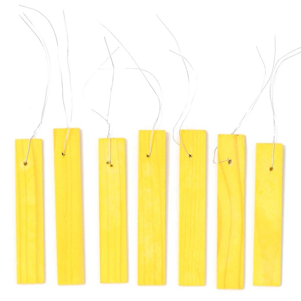 Etiqueta para colgar en madera amarilla