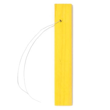 Etiqueta para colgar en madera amarilla